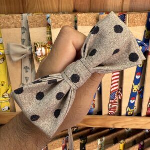1. Lazo de tela beige con puntos negros, accesorio divertido para mascotas y niños.