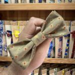 1. Lazo de tela dorada con estampado de sol y puntos en colores vibrantes para accesorios y moda.