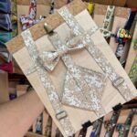 1. DIY cinturón de madera con tela floral para decoración creativa y única.