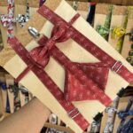 Colgante de bandana de seda con estampado de bicycles para mujer. Accesorio único y elegante.