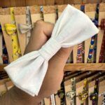 1.Accesorios para perros con lazo blanco en tienda Carmenatis, moda animal divertida y elegante.