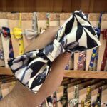 1. Accesorio para cabello con estampado de hojas en colores negro, blanco y beige.