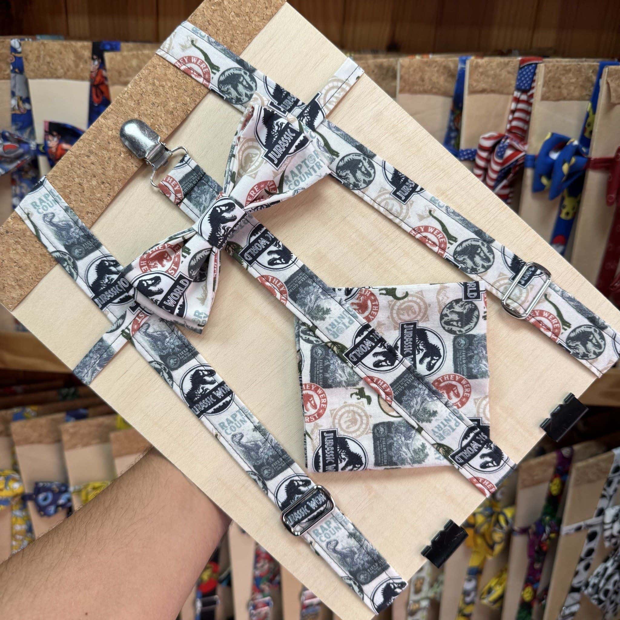 Dogo de Jurassic World en correa y lazo a juego, con estampado de logotipos y dinosaurios, ideal para mascotas temáticas y originales.