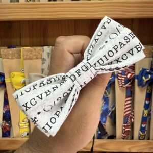1. Lazo de tela con letras del alfabeto para mascotas o decoración.