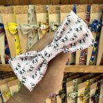 1. Laine de scrunchie con diseño de perros bulldog francés en rosa y blanco ideal para peinados divertidos y elegantes.