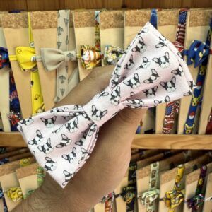 1. Laine de scrunchie con diseño de perros bulldog francés en rosa y blanco ideal para peinados divertidos y elegantes.