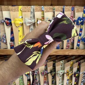 Lazo de tela con estampado floral en tonos oscuros y vivos.