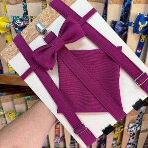 Corbatín de tela en tono burdeos para accesorios de moda y disfraces infantiles.