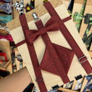 Cinta de tela con lazo y sujetador en tablero de madera, ideal para decoración y manualidades creativas.