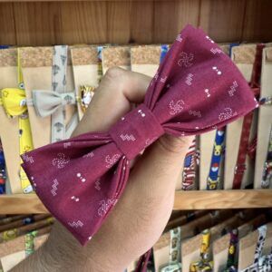 Diadema de tela con estampado de pequeños corazones y lunares en tono vino para niña y mujer.