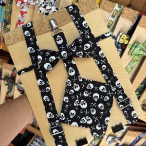 Lazada con estampado de calaveras en colores blanco y negro, ideal para accesorios de moda alternativos.