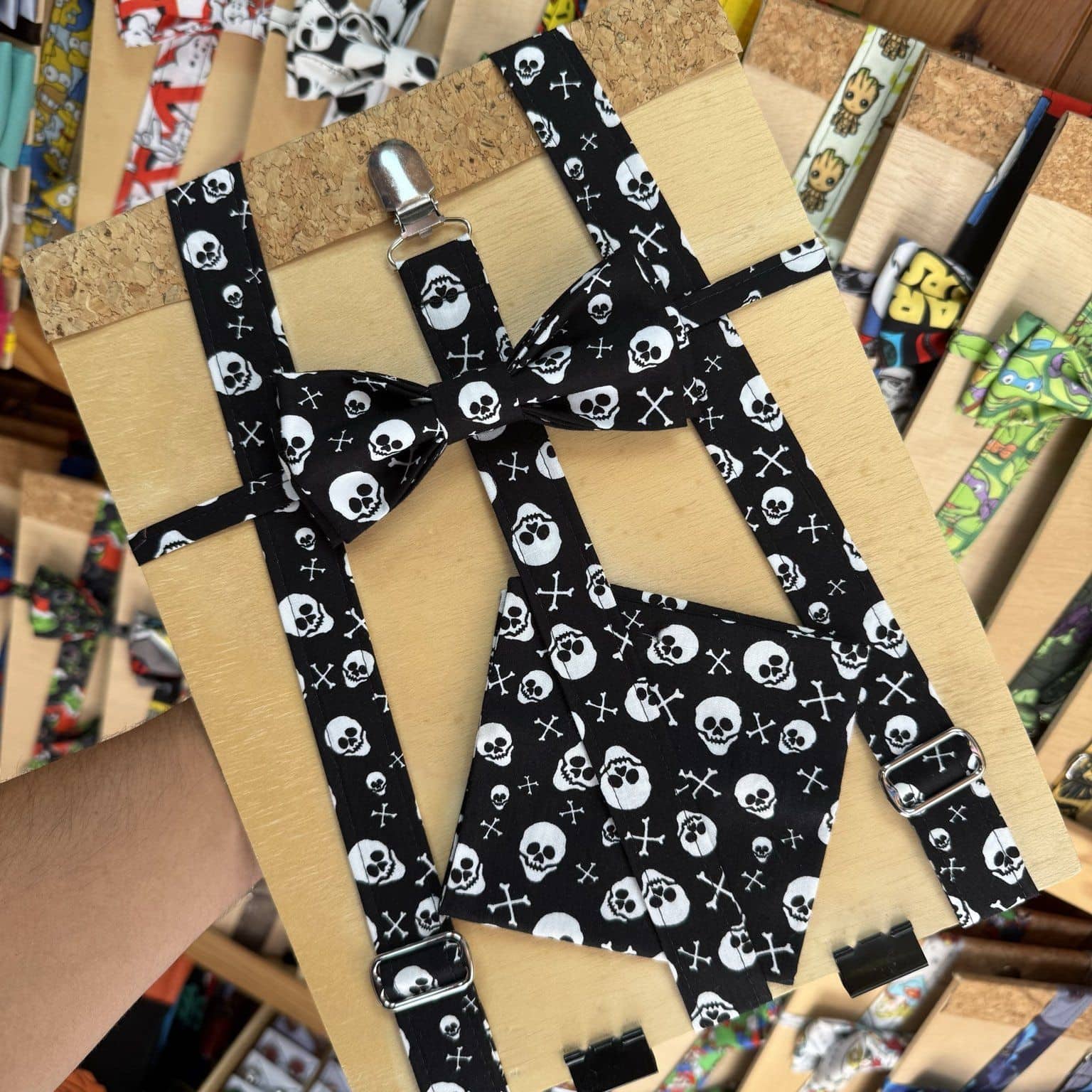 Lazada con estampado de calaveras en colores blanco y negro, ideal para accesorios de moda alternativos.