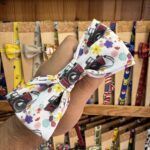 Accesorio para perros con estampado de cámaras y flores, hecho a mano en Carmenatis.