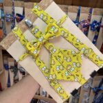 Correa de perro con estampado de los Simpson en color amarillo.