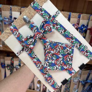 Arnés de tela con estampado de super Mario para mascotas, resistente y cómodo.