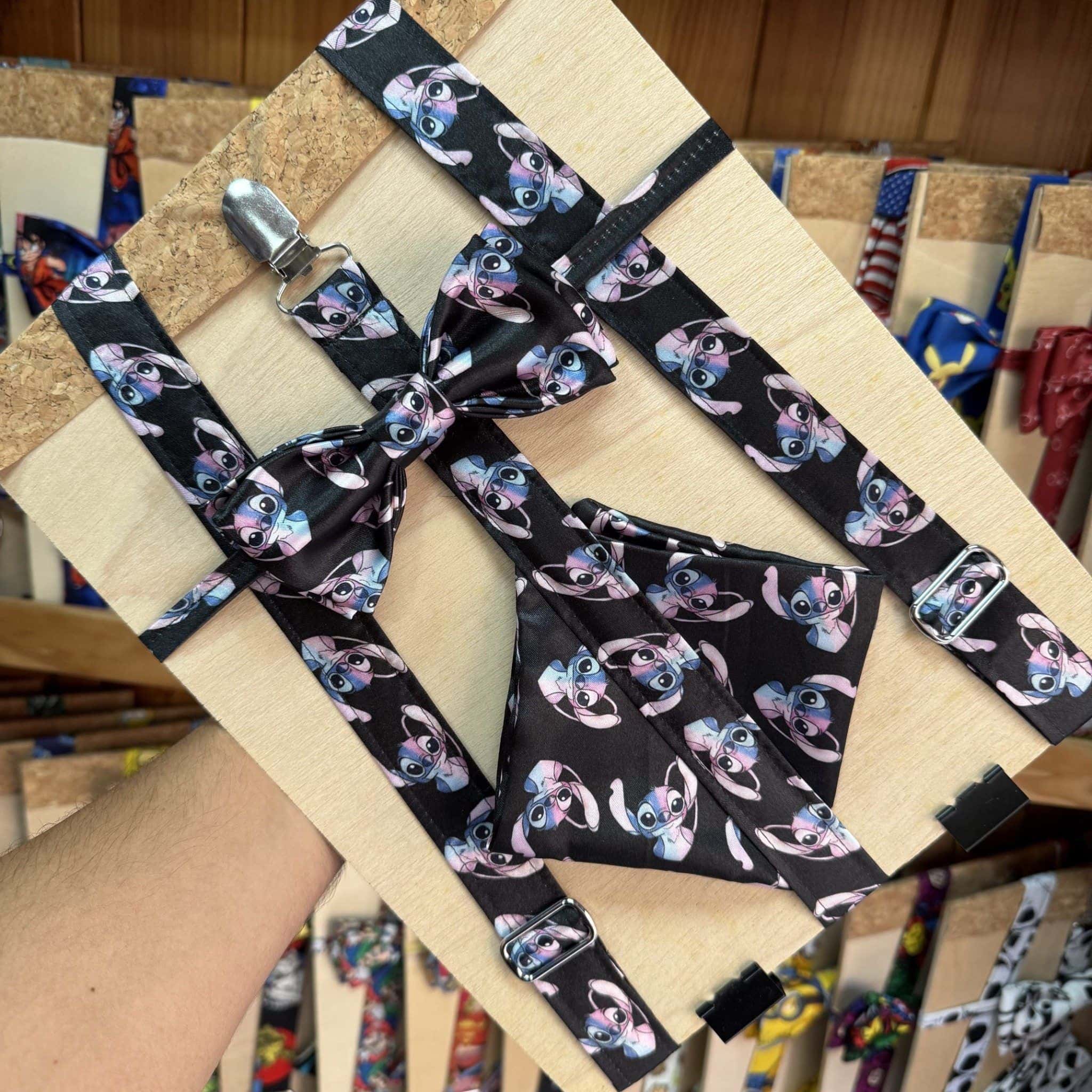 Llavero y correa con diseño de Stitch en fondo negro, accesorios de calidad para mascotas y amantes de Disney.