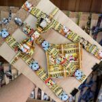 Correa de tela con diseño de personajes de anime y estampado de wanted, ideal para accesorios únicos y originales.