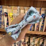 1. Corbata de tela con diseños divertidos para niños y adultos, estilo artesanal y original.