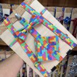 Colgante y diadema de tela colorida con patrón de bloques, accesorios únicos para decoración y moda.