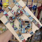 Cinturón de tela con estampado de cómic de superhéroes.