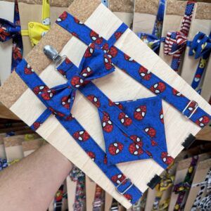 1. Correa y pajarita de Spiderman, tejido de tela azul con estampado de superhéroes.