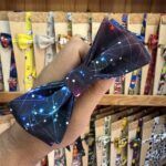 Sombrero con diseño de galaxia y estrellas para niños, en color negro y azul. Perfecto para looks divertidos y originales.