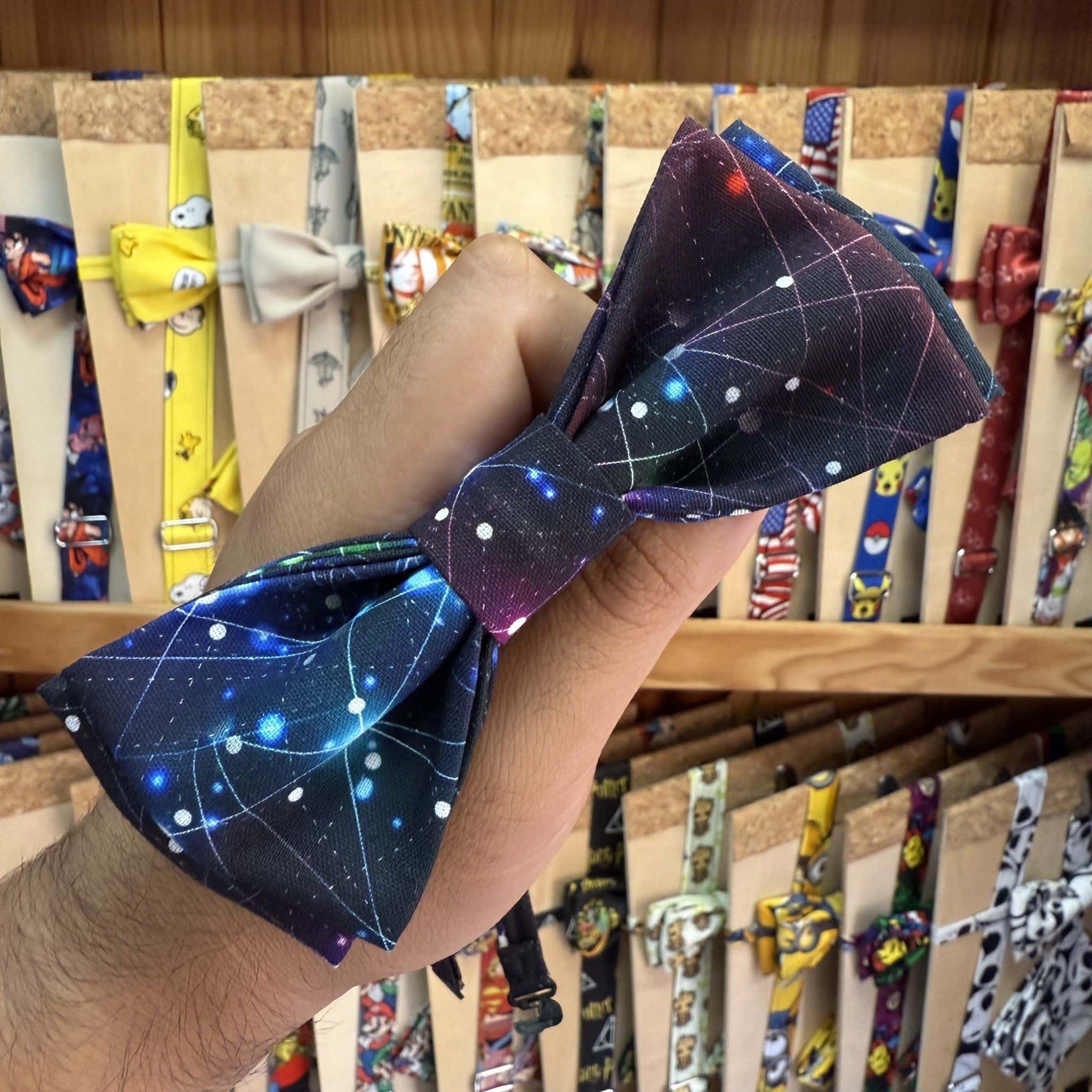 Sombrero con diseño de galaxia y estrellas para niños, en color negro y azul. Perfecto para looks divertidos y originales.