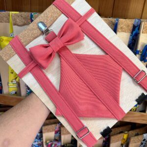 Corbata de tela rosa con lazo, perfecta para complementar outfits elegantes y casuales.