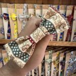 1. Lazo de tela con estampado vintage para cabello o accesorios, colección Carmenatis.