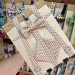 1. Correa para mascotas con diseño floral en tela de algodón, ajustable y con lazos decorativos.