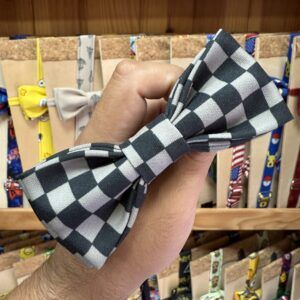 Pajarita a cuadros en tonos negros y grises, perfecta para accesorios y moda infantil.