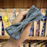 1. Lazo de corbata gris con patrón geométrico para niños y adultos.