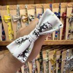 1. Diadema con estampado de vacas, ideal para accesorios de moda y estilo informal.