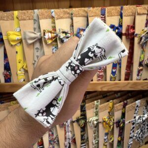 1. Diadema con estampado de vacas, ideal para accesorios de moda y estilo informal.