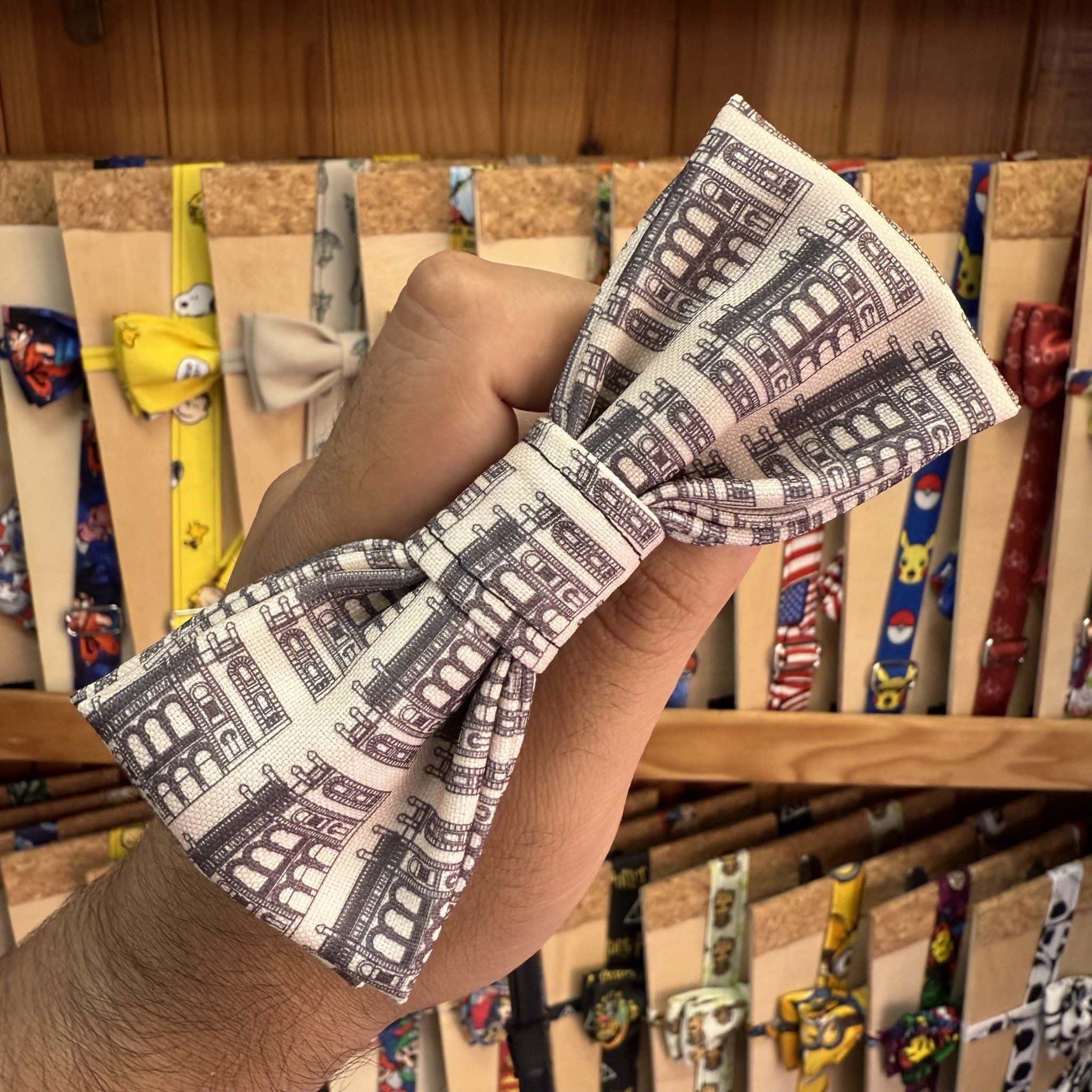 Lazo de tela con estampado de edificios para accesorios y moda infantil en tienda Carmenatis.