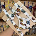 Coloridos accesorios de Harry Potter, bufandas y corbatas con los escudos de Hogwarts y las casas del mundo mágico.