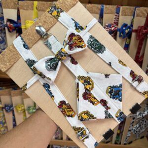 Coloridos accesorios de Harry Potter, bufandas y corbatas con los escudos de Hogwarts y las casas del mundo mágico.