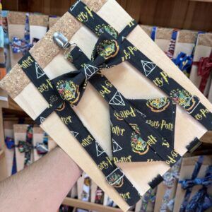 Corbata de seda Harry Potter con logo y símbolos mágicos para fans.