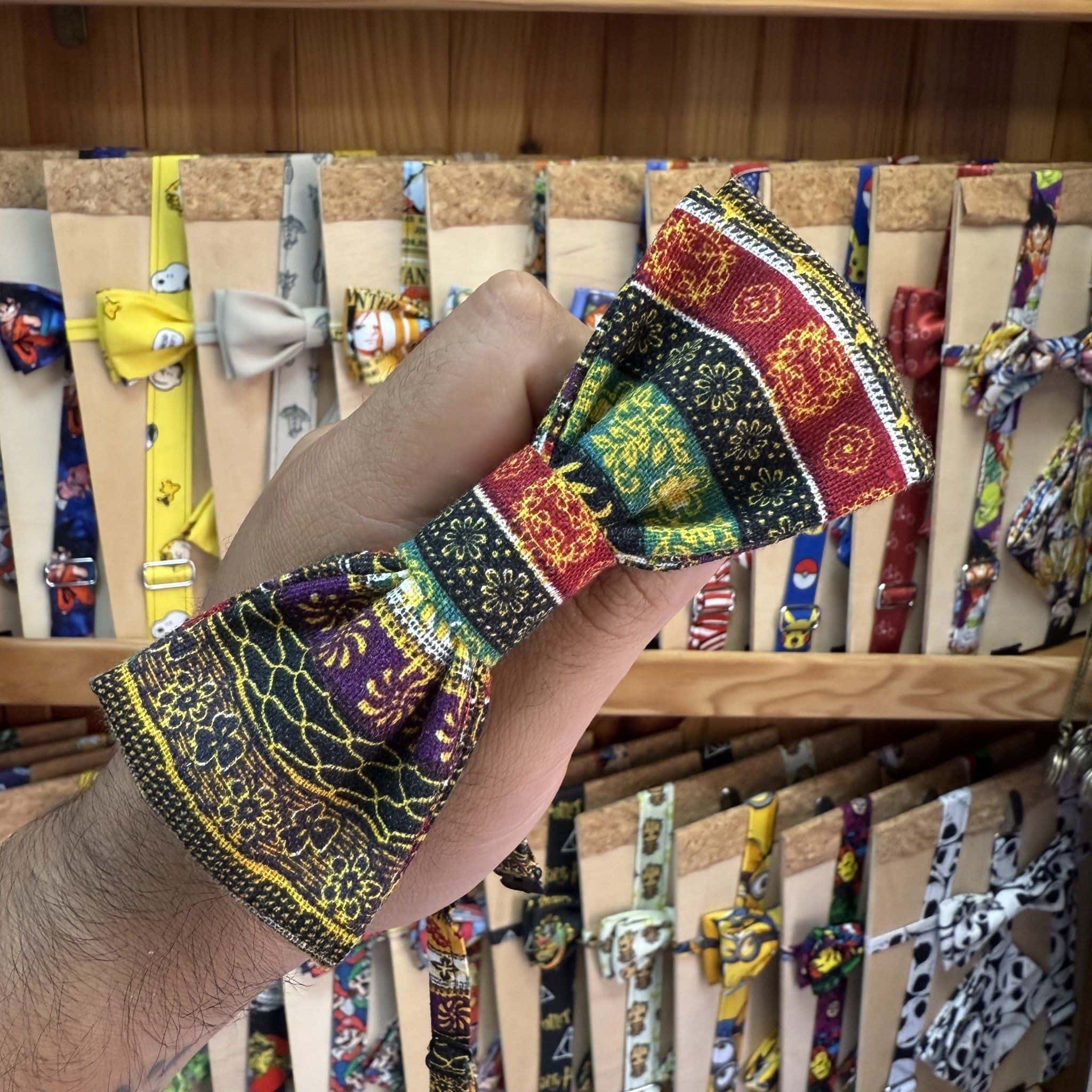 Cintillo para cabello con diseño colorido y estampado elegante, ideal para accesorios de moda y diversión.