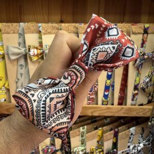 Lazo de pañuelo con estampado bandana en tonos rojos y negros para accesorios de moda.