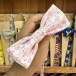 Colorido lazo de tela con flamencos en tonos rosados para niños, ideal para accesorios y regalos divertidos.