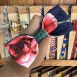 Cinta de moño de tela con diseño floral en tonos rojos y verdes para mascotas y accesorios.