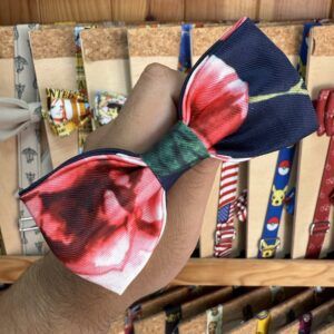 Cinta de moño de tela con diseño floral en tonos rojos y verdes para mascotas y accesorios.
