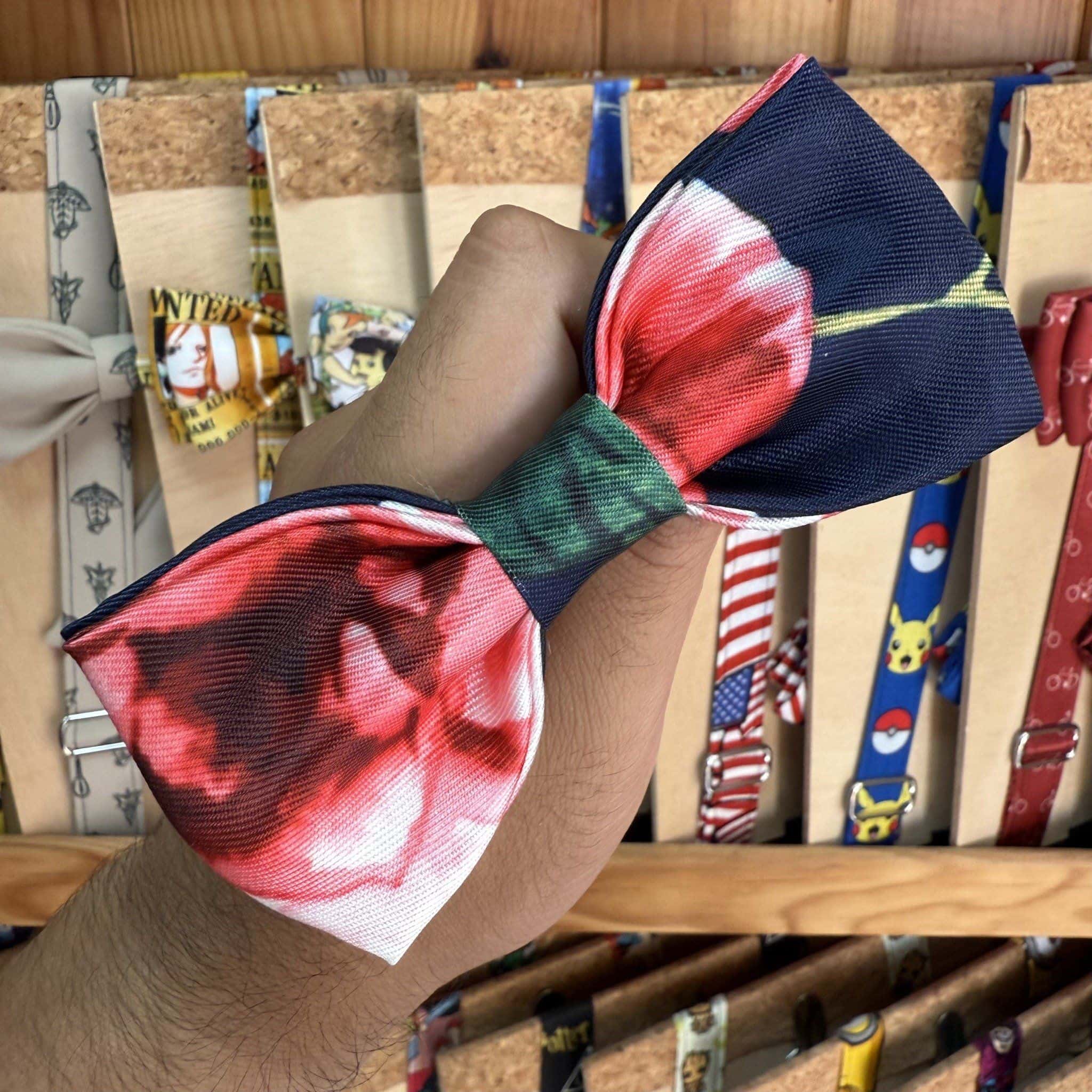 Cinta de moño de tela con diseño floral en tonos rojos y verdes para mascotas y accesorios.