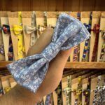 Diadema o lazo de tela con estampado floral en azul claro.