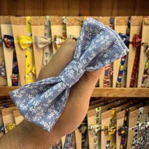 Diadema o lazo de tela con estampado floral en azul claro.