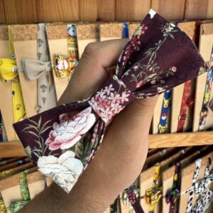 1. Vincha floral de tela con nudo ajustable para mujer.