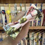 1. Liga de diademas de tela con flores y estampados divertidos para mujer y niña.