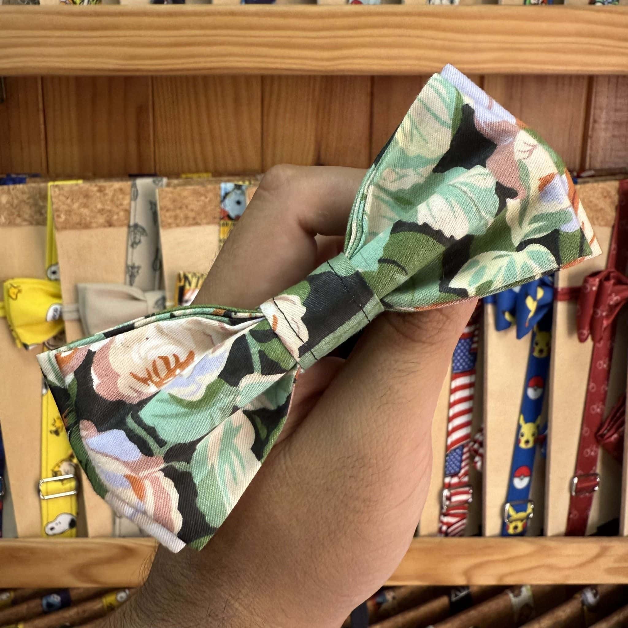 Lazo de tela con diseño floral y colores pastel, accesorios de moda y complementos en tienda.