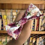 1. Laço de tela floral en tonos rosados y verdes, accesorios para cabello con estilo único.